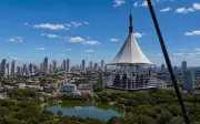 Bar suspenso a 40 m de altura em Goiânia oferece vista do Parque Vaca Brava