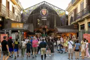 Barcelona impõe limite de 16 milhões de turistas e taxa para sustentabilidade