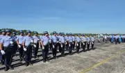 Base Aérea de Manaus celebra 153 anos de Santos Dumont com medalhas e desfile