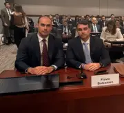 Bastidores da audiência de Flávio Bolsonaro nos EUA: ajustes, plateia e bronca