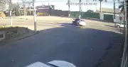 Batida entre carro e moto deixa três feridos em Divinópolis