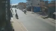 Batida entre motos em Nova Serrana deixa dois feridos; câmera flagra