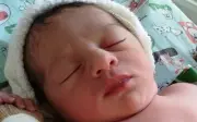 Bebê nasce em parto pélvico raro com ajuda do pai em MG
