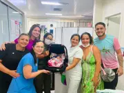 Bebê que nasceu com 970g recebe alta vestida de Nossa Senhora Aparecida no Acre