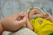 Bebês vestidos com cores do Brasil na UTI Neonatal em Campina Grande