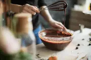 Bolo de chocolate sem leite e sem manteiga com brigadeiro e morango