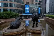 Bolsa de Hong Kong tem melhor semana desde outubro de 2025; Xangai cai