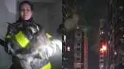 Bombeira resgata gato em incêndio em Balneário Camboriú