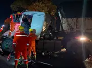 Bombeiros resgatam caminhoneiro preso em ferragens na BR-101 em Igarassu