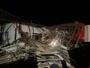 Bombeiros resgatam mulher sob escombros após ataque com carreta em MT