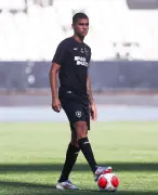 Botafogo acerta contratação do goleiro Gabriel Batista, do Santa Clara
