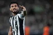 Botafogo homenageia Alex Telles no panteão de ídolos do Nilton Santos