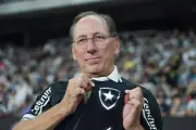 Botafogo homenageia Alex Telles no panteão de ídolos e remove foto de John Textor