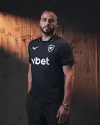 Botafogo lança novo uniforme preto com Mizuno; estreia quinta