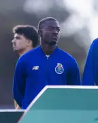 Botafogo sobe oferta para contratar volante angolano Domingos Andrade
