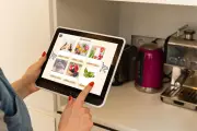 Brasileiros confiam mais em IA que em amigos para compras, diz Accenture