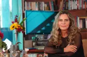Bruna Lombardi lança 14º livro na Flip e reflete sobre resistência literária