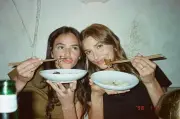 Bruna Marquezine homenageia Sasha Meneghel com 20 fotos de amizade