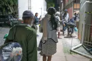 Cabide Solidário distribui roupas de inverno no Metrô-DF nesta quinta