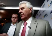 Caiado critica Flávio como coadjuvante em convenção com Milei e ironiza vídeo de IA