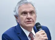 Caiado culpa Lula e Flávio por tarifaço em interesse eleitoral