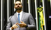 Caiado e Eduardo Bolsonaro trocam farpas sobre green card e pré-candidatura