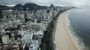 Caipirinhas a R$ 8 mil e massagem forçada: golpes em praias do Rio