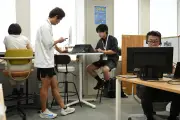 Calor extremo no Japão: bermudas no trabalho geram debate sobre 'assédio das pernas peludas'