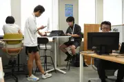 Calor recorde leva funcionários públicos de Tóquio a usar shorts no escritório