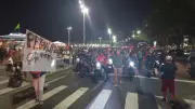 Camelôs fecham Av. Atlântica em protesto contra Operação Tolerância Zero