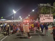 Camelôs fecham faixas da Avenida Atlântica em protesto contra Tolerância Zero