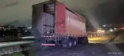Caminhão bate em defensa do Rodoanel em Itaquaquecetuba após motorista cochilar