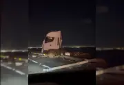 Caminhão cai em ribanceira na Ponte Siqueira Campos após bater em poste e grade