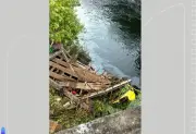Caminhão cai em rio e mata motorista na RJ-142 em Nova Friburgo
