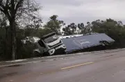Caminhão-cegonha argentino perde controle após temporal no RS