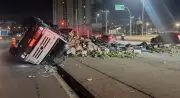 Caminhão com bananas tomba e interdita avenida em Jundiaí (SP)