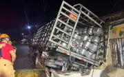 Caminhão com botijões de gás atinge três casas em Itaporanga D'Ajuda