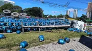 Caminhão com botijões de gás tomba e atinge poste no Centro do Recife