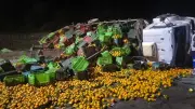 Caminhão com mexericas tomba no Anel Rodoviário de BH