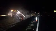 Caminhão de cimento tomba na Raposo Tavares; motorista fica gravemente ferido