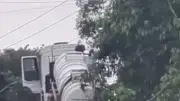 Caminhão de esgoto derrama dejetos em rua ao subir morro em SC