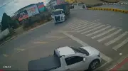 Caminhão de lixo perde freio, tomba e atinge carro em Nova Venécia