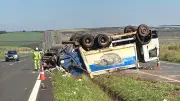 Caminhão de lixo tomba na Rodovia Laércio Corte em Limeira e interdita faixa