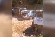 Caminhão invade estacionamento e cai em ribanceira em Palmas