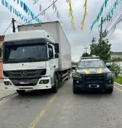Caminhão roubado é recuperado na Via Dutra em Itatiaia