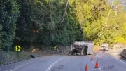 Caminhão tomba após bater em barreira na Rodovia dos Tamoios em Paraibuna
