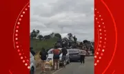 Caminhão tomba e carga de congelados é saqueada na BA-263 em Itambé
