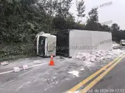 Caminhão tomba e fecha totalmente a SP-258 em Taquarivaí (SP)