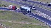Caminhão tomba e interdita alça da SP-209 em Botucatu