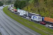 Caminhão tomba e interdita Rodovia Dom Pedro em Igaratá